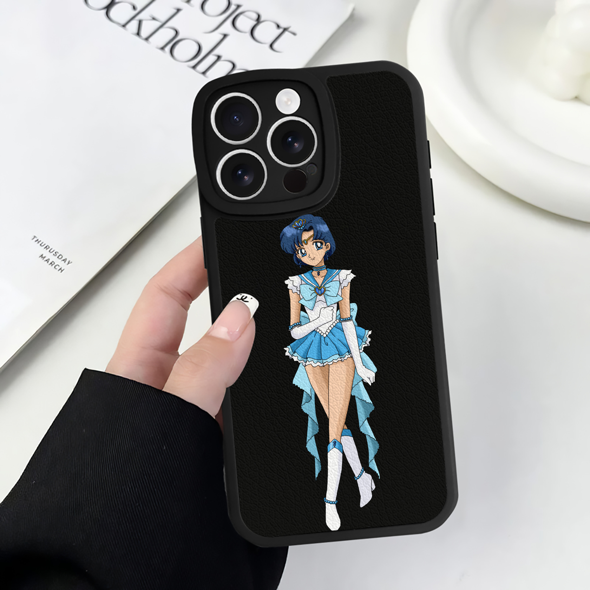 （画像用） 美少女戦士セーラームーン 水野 亜美 みずの あみ Sailor Moon Mizuno Ami 【iPhone 16シリーズ対応】シリコンスマホケース（レザー調） 材質：シリコン